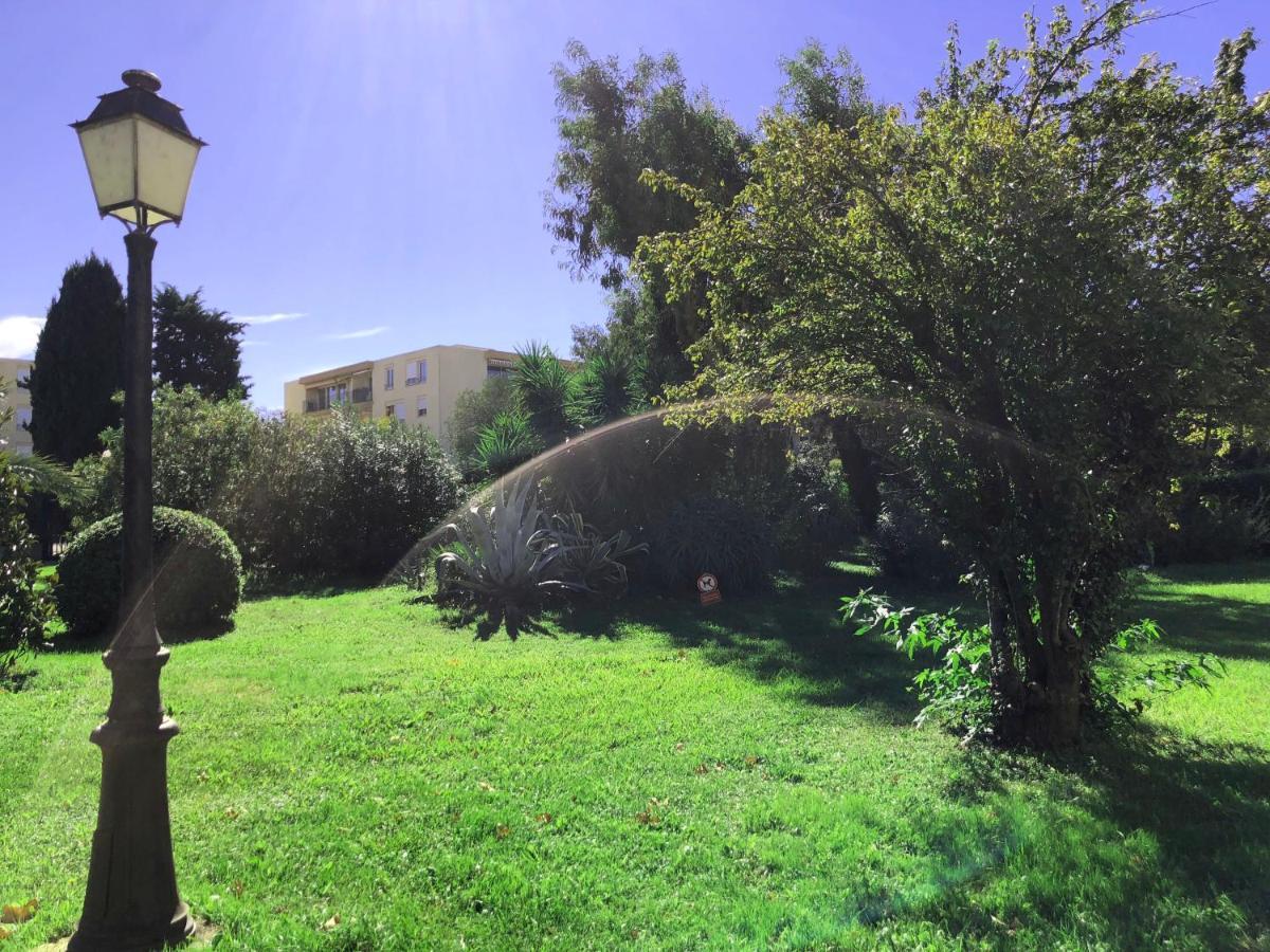 Un Nid A Saint Tropez Apartment Exterior foto